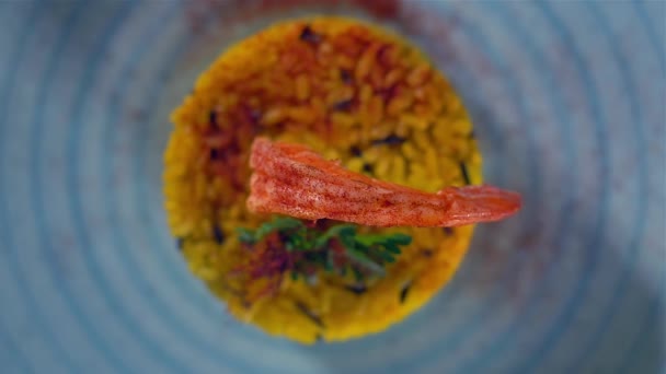 Saffron and shrimp risotto top view — Stock Video