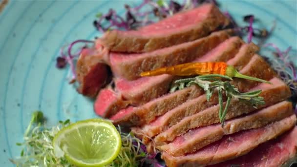 Chef poivrons steaks prêts sur une assiette — Video