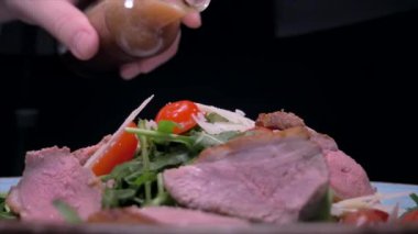 Salata Tabağına Yavaş Çekimde Sos Dök