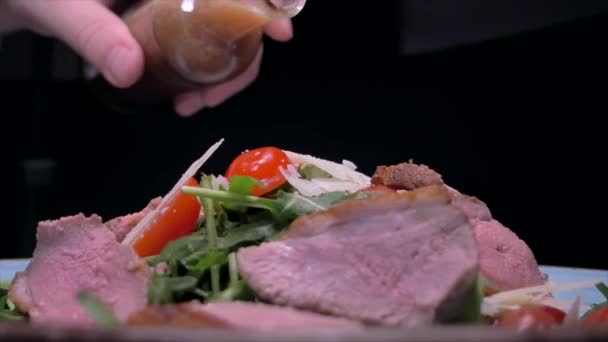 Nalijte omáčku na salátovou mísu v pomalém pohybu — Stock video