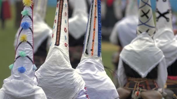 Deltagarna delta i den internationella festivalen av maskerad spel Surva. Festivalen främjar varianter av gamla bulgariska och utländska seder och masker. x5 långsam rörelse. — Stockvideo