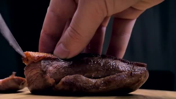 Corte de peitos de pato com uma faca em uma tábua de madeira — Vídeo de Stock