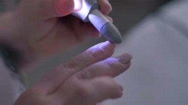 Spa mı? El bakımı. Ellere masaj, ellere krem. Usta manikür yapıyor. Sağlığa. Güzellik. Kapatın. 1080p