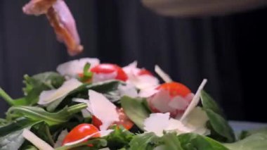 Mutfakta domates salatasıyla birlikte taze eti tabağa koyan aşçı elleri.