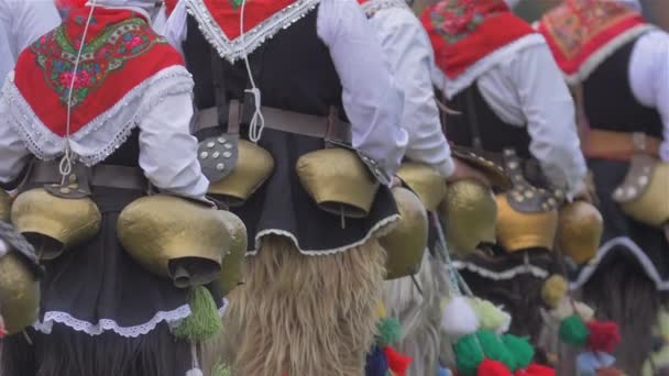 Účastníci se účastní mezinárodního festivalu maškarní hry Surva. Festival podporuje varianty staré bulharské i zahraniční zvyky a masek. x5 zpomaleně. — Stock video