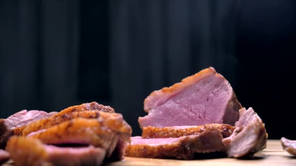 Couper les poitrines de canard avec un couteau sur une planche de bois — Video