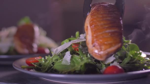 Посыпать салатом из рукколы и переплетаться с пармезаном . — стоковое видео