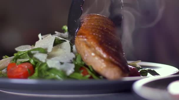 Salpicada de salada de arugula e entrecote com parmesão . — Vídeo de Stock