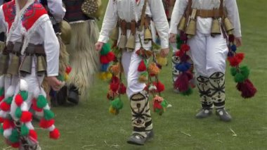 Katılımcıların Uluslararası Festivali, maskeli balo oyunları Surva katılmaktadır. Festival eski Bulgar ve yabancı gümrük ve maskeleri varyasyonları teşvik etmektedir. X5 yavaş hareket.