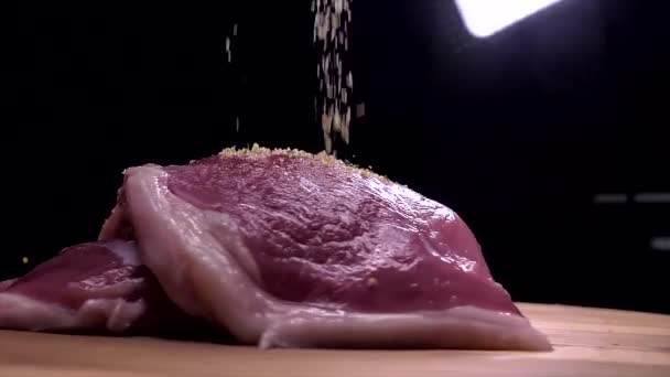 Sekání kachních prsou nožem na dřevěné desce — Stock video