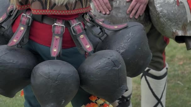 Deltagarna delta i den internationella festivalen av maskerad spel Surva. Festivalen främjar varianter av gamla bulgariska och utländska seder och masker. x5 långsam rörelse. — Stockvideo