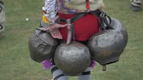 Participantes participam do Festival Internacional de Jogos de Mascarada Surva. O festival promove variações de antigos costumes e máscaras búlgaras e estrangeiras. x5 câmera lenta . — Vídeo de Stock