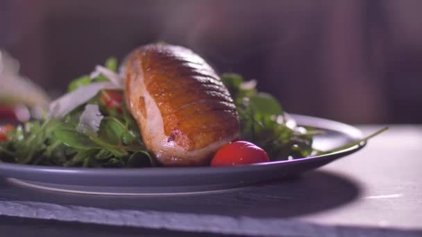 Arugula saláta és entrecote szórása parmezánnal. — Stock videók