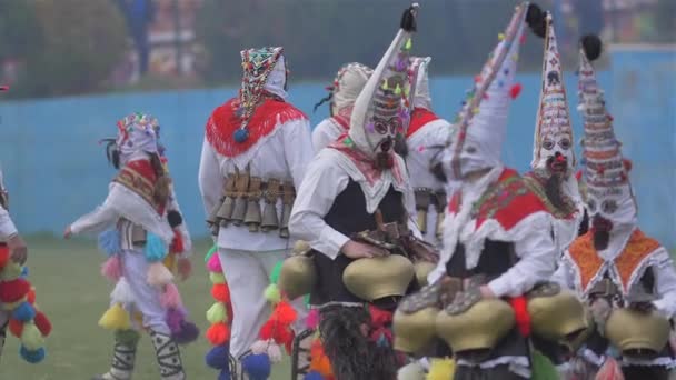 Uczestnicy biorą udział w międzynarodowym festiwalu Masquerade gry Surva. Festiwal promuje odmiany dawnych zwyczajów międzynarodowych i maski. x5 zwolnionym tempie. — Wideo stockowe