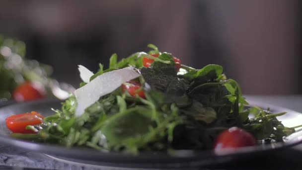 Sprinkle of arugula salad and entrecote with parmesan. — Stock Video