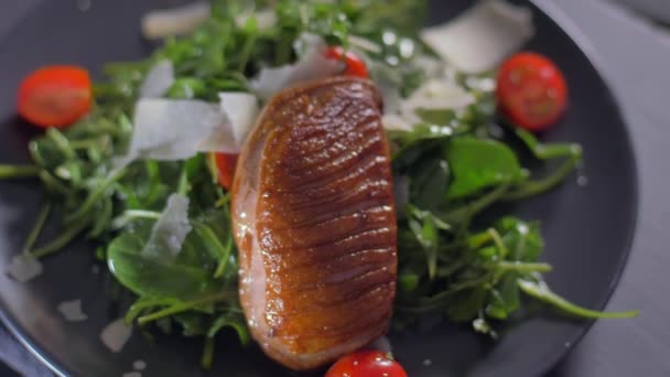 Sprinkle of arugula salad and entrecote with parmesan. — Stock Video