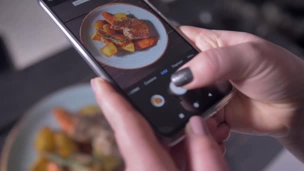 Mãos de mulher tirando fotos de comida de jantar por Smartphone. Fecha a porta. 4K . — Vídeo de Stock