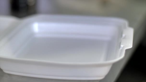 Selektiv fokus och närbild av street food, stekt morgon ära placeras ovanpå vitt ris i en styrofoam container - miljö och hälsa oro — Stockvideo