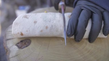 Plastik kabuklu Meksika yemeği hazırlıyorum.