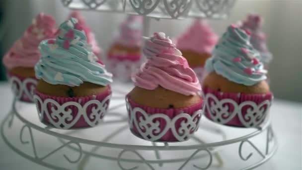 Muchos cupcakes giran en la mesa — Vídeo de stock
