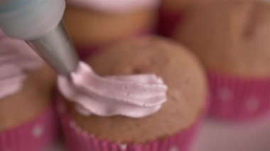 Kekin üzerine krem şanti süren kadın pastacı elleri. 4k kırmızı kamerada yakın çekim