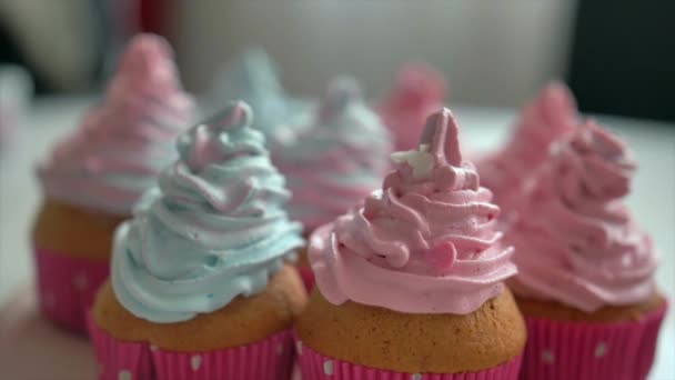 Muchos cupcakes giran en la mesa — Vídeo de stock