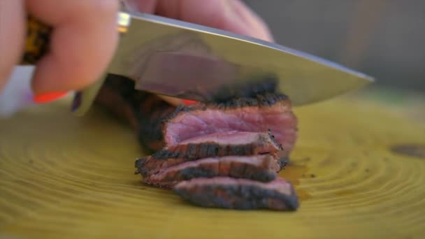 Steak de bœuf cuit moyen couteau tranché bien coupé — Video