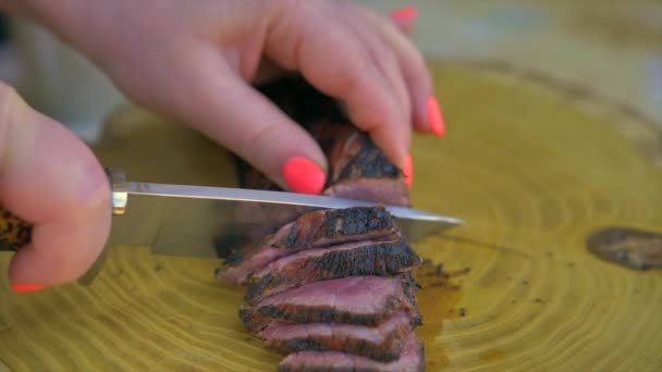 Filete de ternera cocinado medio bien cortado cuchillo en rodajas — Vídeo de stock