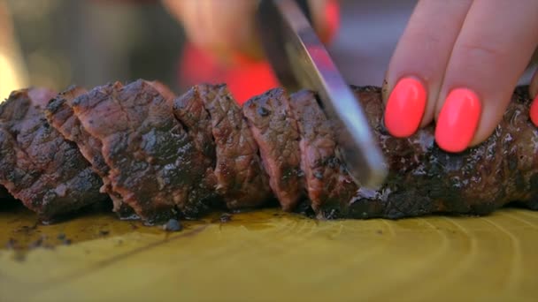 Стейк из говядины, приготовленный со средним нарезанным ножом — стоковое видео