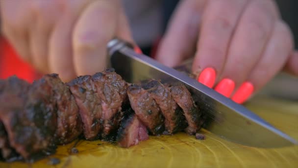 Filete de ternera cocinado medio bien cortado cuchillo en rodajas — Vídeo de stock