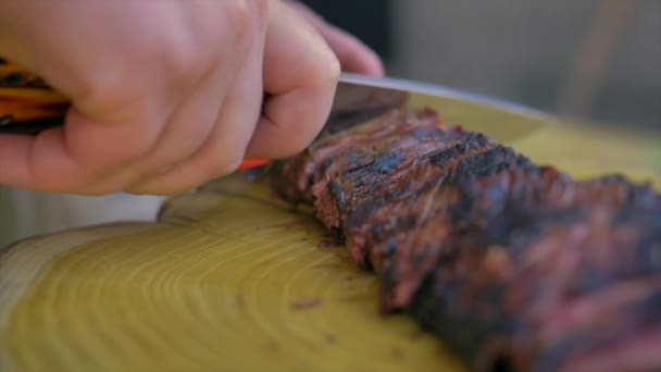 Steak de bœuf cuit moyen couteau tranché bien coupé — Video