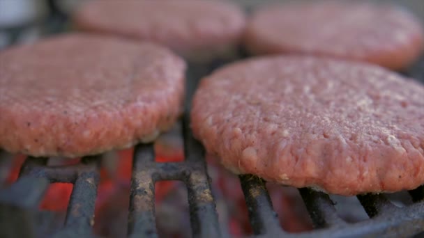 Beef meat patty hamburgers barbecue pour hamburger préparé grillé sur barbecue feu grill — Video