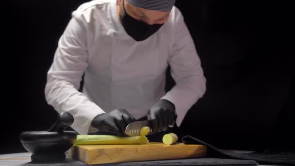 Приготовление пищи в контексте пандемического коронавируса — стоковое видео