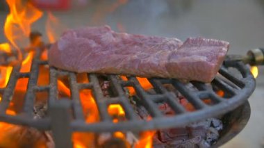 Izgarada kurumuş barbekü Bifteği