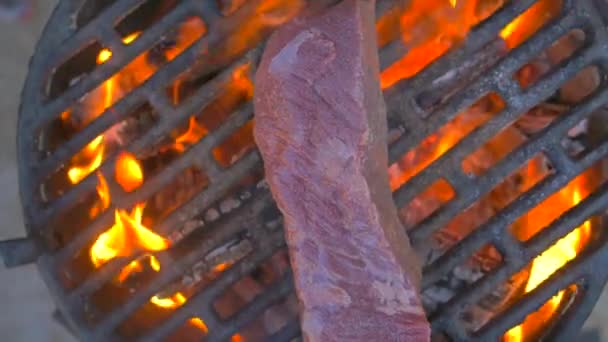 烘干的老烤肉在烤架中的内切牛排 — 图库视频影像