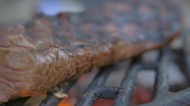 Izgarada kurumuş barbekü Bifteği