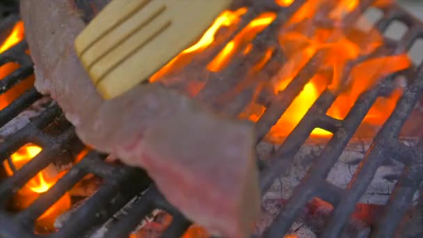 Torr åldrad grill Entrecote Steak i grillen — Stockvideo