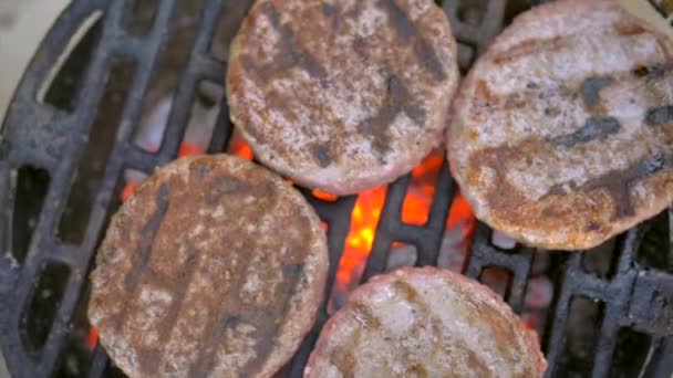Carne de res hamburguesas barbacoa empanada para hamburguesas preparadas a la parrilla en barbacoa fuego llama parrilla — Vídeos de Stock