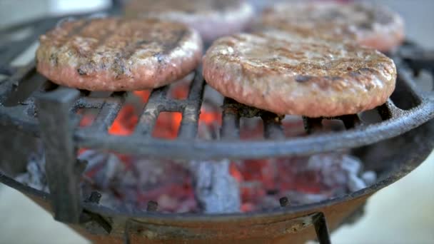 햄버거를 만드는 비프 고기 패티 바베큐 버거는 bbq 불꽃 그릴에 구운 것이다 — 비디오