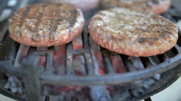 Beef meat patty hamburgers barbecue pour hamburger préparé grillé sur barbecue feu grill — Video