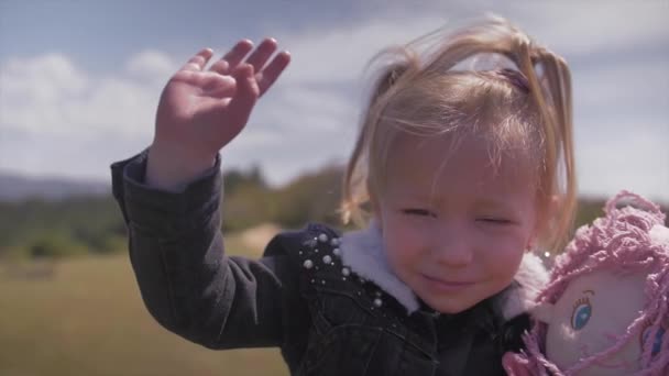 Kleines Mädchen hält ein Glas voller Wünsche in einem grünen Wald — Stockvideo