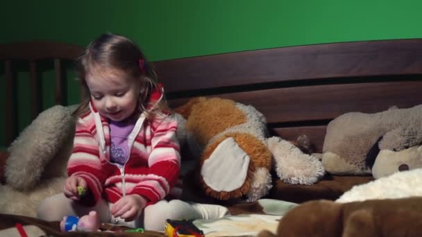 Κοριτσάκι παίζει με τα παιχνίδια — Αρχείο Βίντεο