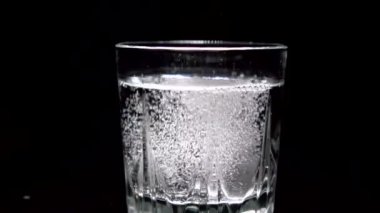 suya düşen efervesan tablet