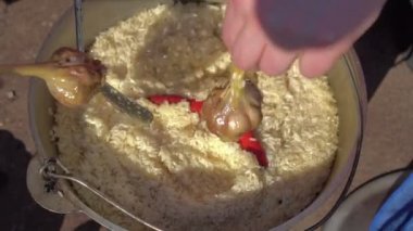 Bahçedeki pilav pişirme