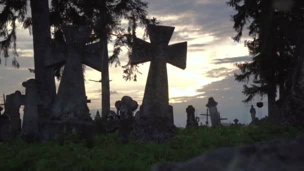 Старые каменные кресты на кладбище — стоковое видео
