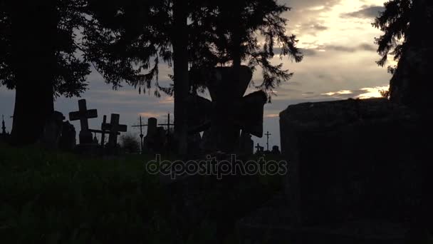 Viejas cruces de piedra en el cementerio — Vídeo de stock