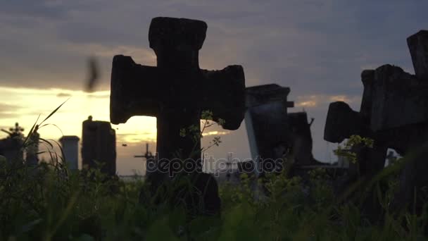 Velhas cruzes de pedra no cemitério — Vídeo de Stock