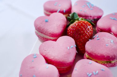 Aşk kalp şeklinde Fransızca Macaroons