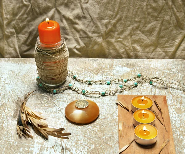 Altar mágico com vermelho e — Fotografia de Stock