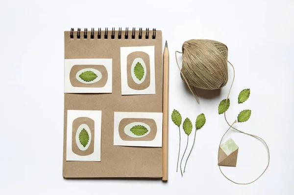 Cuaderno de bocetos de papel artesanal con flores — Foto de Stock